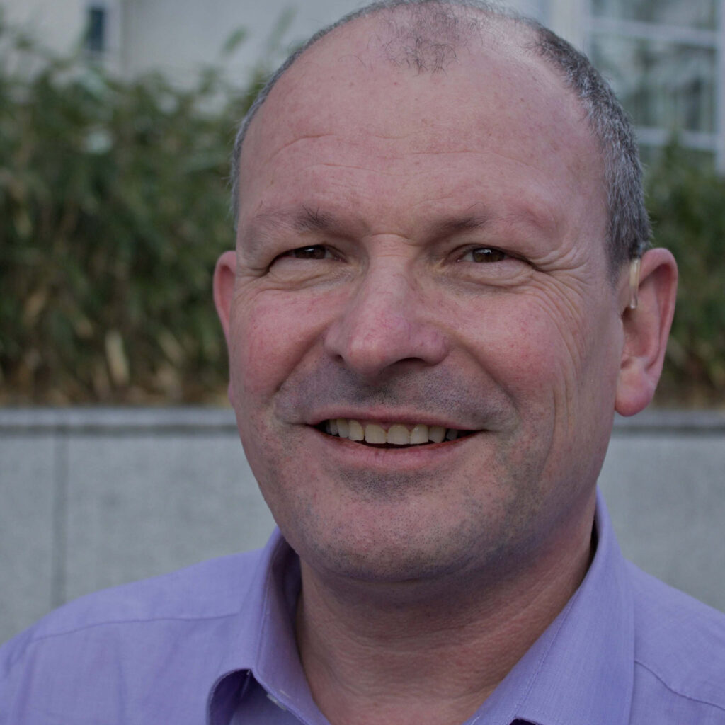 Profilbild von Dr. Roland Zeh, mit kurzen Haaren und einem Hemd