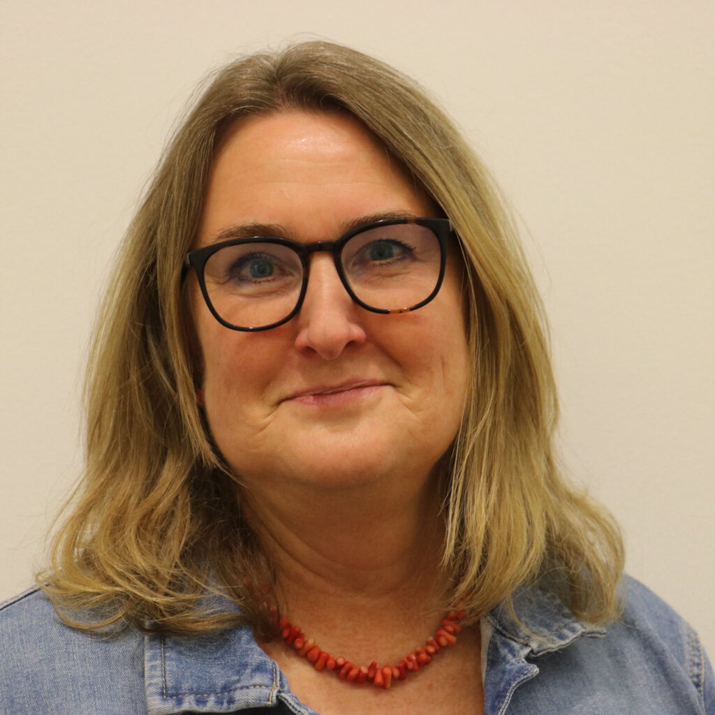 Profilbild von Gudrun Brendel, mit offenen Schulterlangen Haaren und Brille
