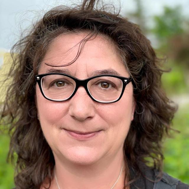 Profilbild Ute Hax, mit Brille, Assistentin