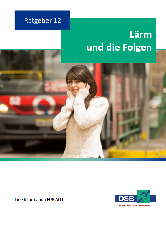 eine Frau im Straßenverkehr die sich die Ohren zu hält