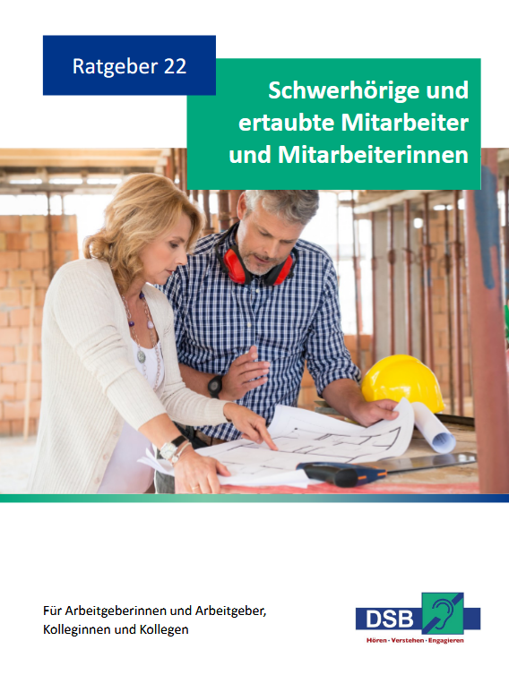eine Frau, die sich mit ihrem Mitarbeiter unterhält