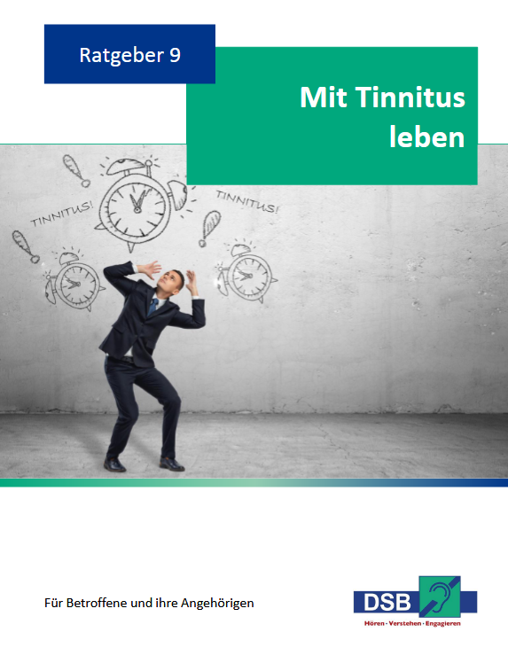 ein Mann im Anzug vor einer Wand