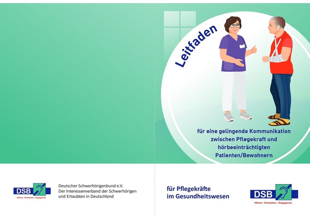eine Pflegekraft im Gespräch mit einem Patienten