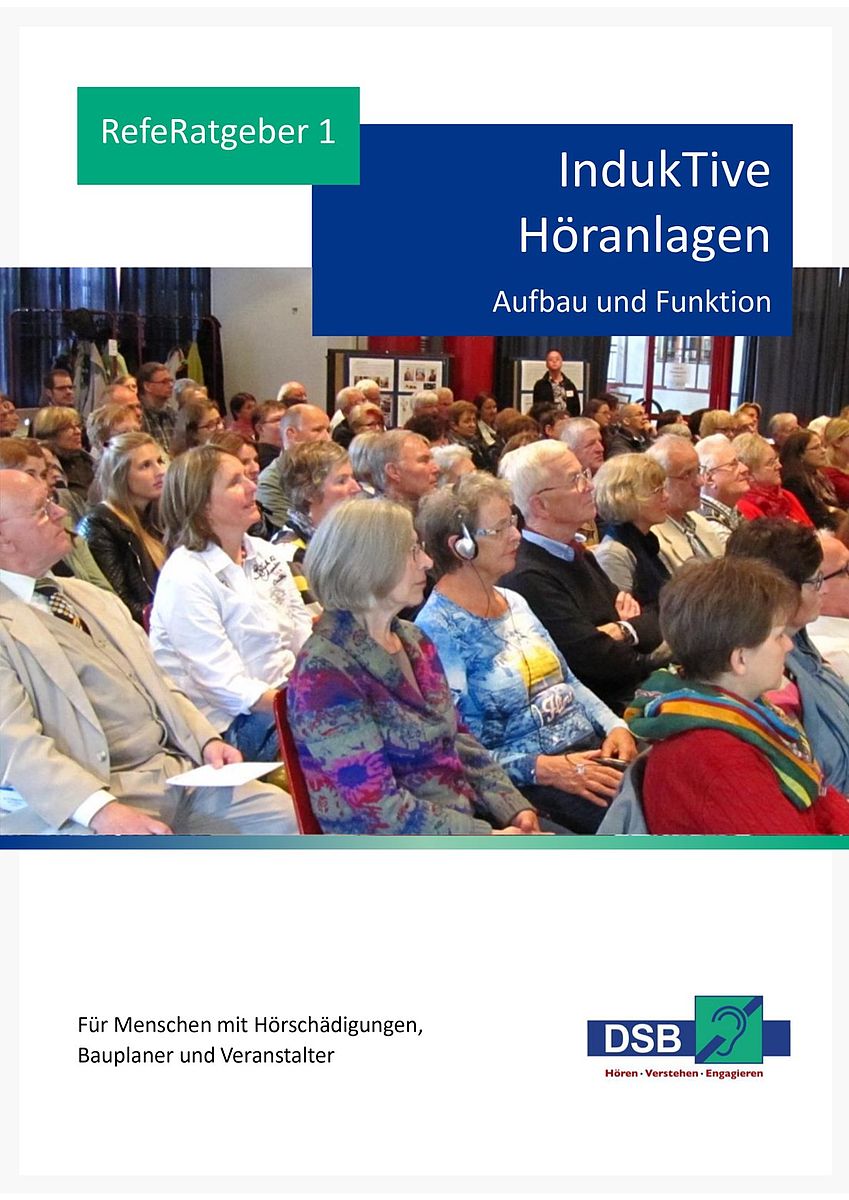 Menschen die sitzend einem Vortrag zu hören