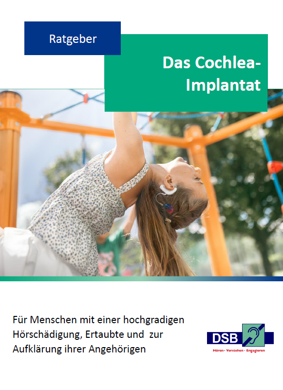 Ein Mädchen mit Cochlea Implantat spielt auf dem Klettergerüst