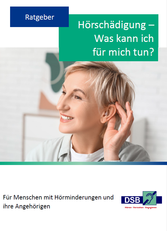 Eine Frau mit kurzen Haaren hält sich fragend eine Hand hinter das Ohr