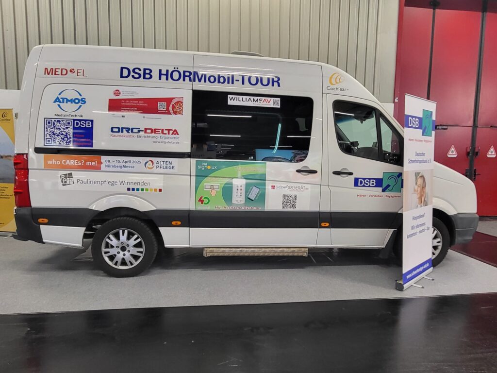 Das DSB HÖRMobil (VW Crafter) beklebt mit Sponsoren Aufklebern