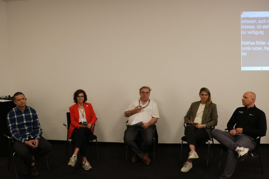 Podiumsdiskussion mit 2 Frauen und 3 Männern