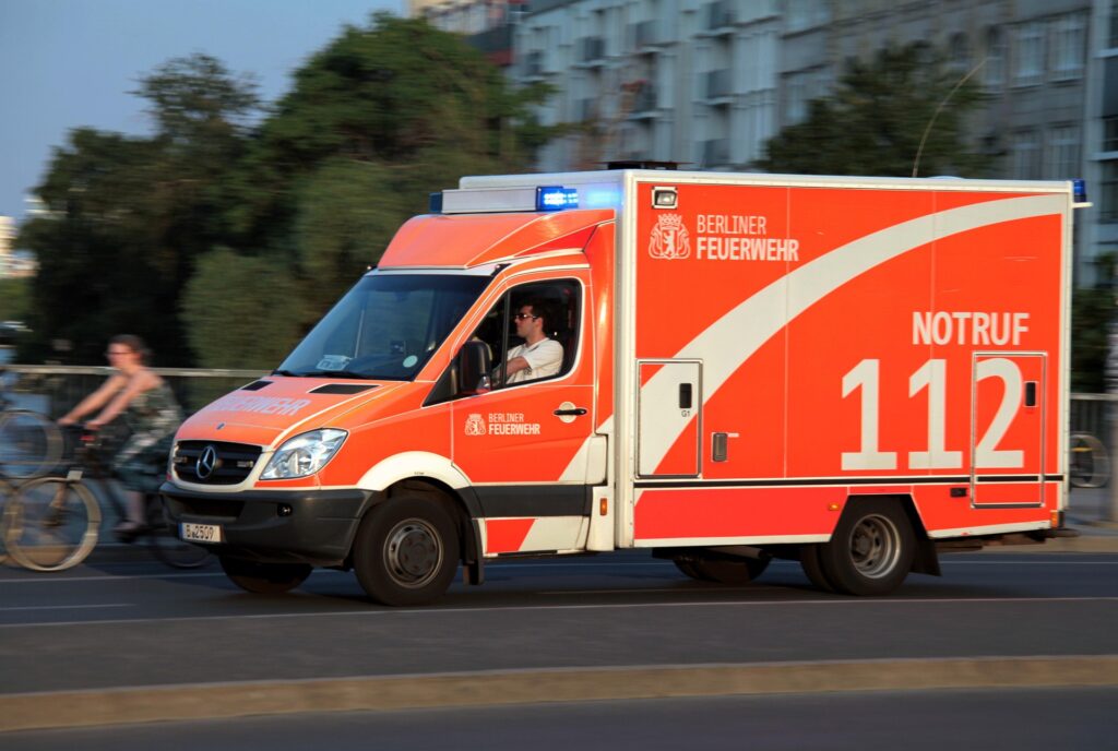 Ein rotes Auto der Berliner Feuerwehr auf Einsatzfahrt mit Blaulicht