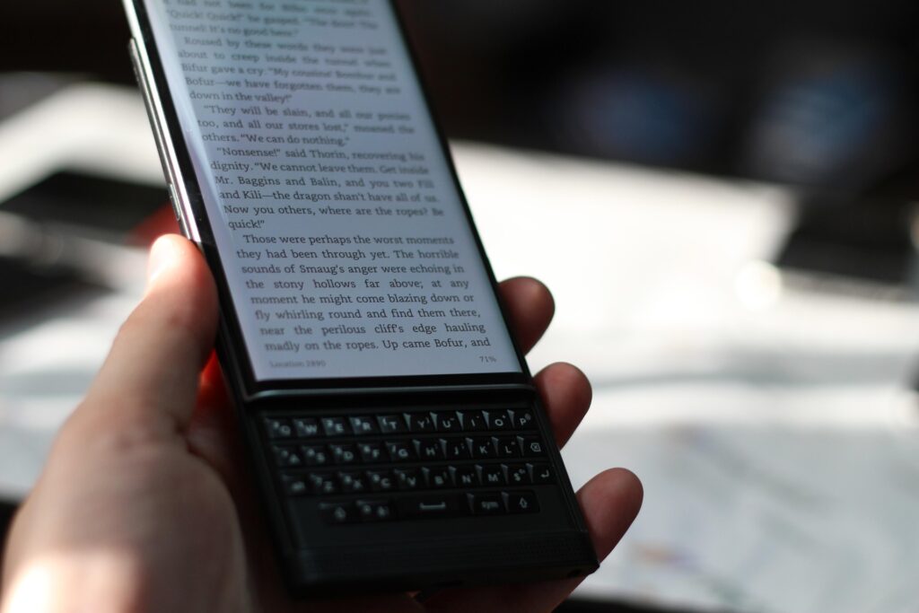 Ein Smartphone ähnliches elektrisches Endgerät, welches einen Text schriftlich darstellt