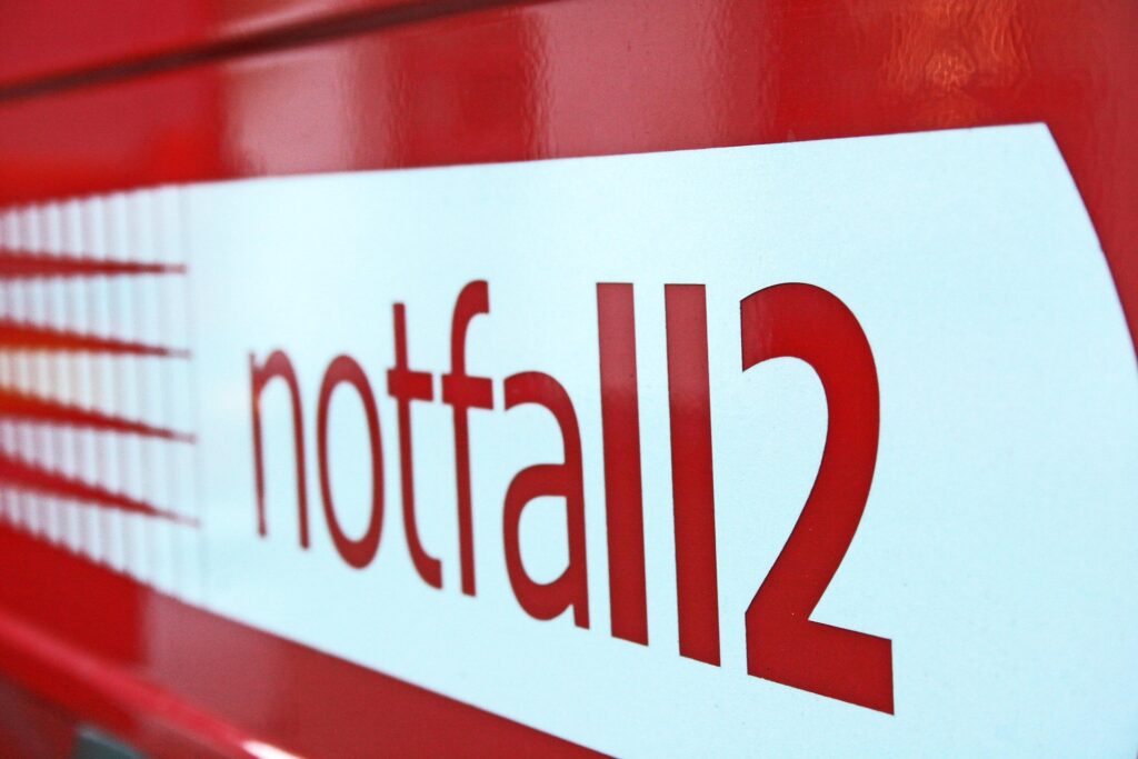 rot-weißes Schild Notfall 112