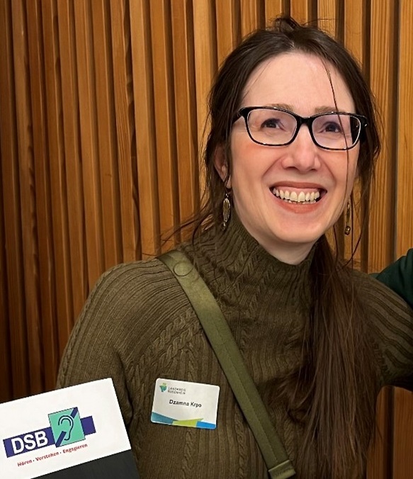 Frau mit schwarzen langen Haaren und Brille