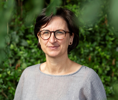 Frau mit Brille und schwarzen kurzen Haaren