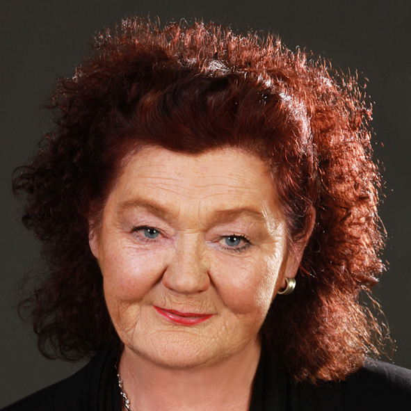 Frau mit rötlichen schulterlangen Haaren