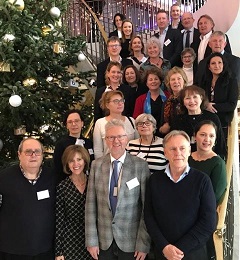Frauen und Männer haben sich für ein Gruppenfoto auf eine Treppe versammelt