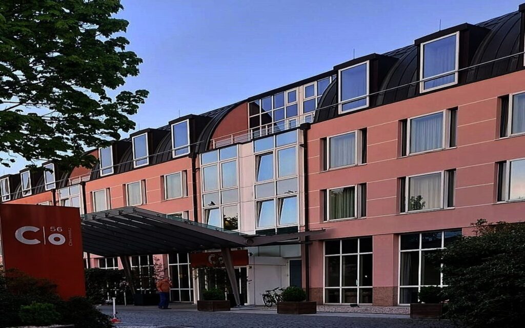 Frontansicht des Hotel c/o56 in Chemnitz mit einem überdachten Eingang